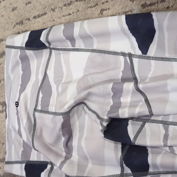 Lululemon True Self Crop Bleacher Stripe White Black - Picture 9 of 11